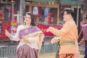 อธิการบดี มรภ.เทพสตรี นำผู้บริหาร คณาจารย์ บุคลากร ร่วมถ่ายทำ MV นุ่งโจงห่มสไบ ประชาสัมพันธ์งานแผ่นดินสมเด็จพระนารายณ์มหาราช