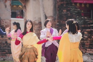 อธิการบดี มรภ.เทพสตรี นำผู้บริหาร คณาจารย์ บุคลากร ร่วมถ่ายทำ MV นุ่งโจงห่มสไบ ประชาสัมพันธ์งานแผ่นดินสมเด็จพระนารายณ์มหาราช