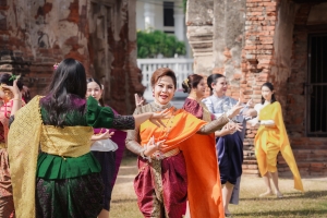 อธิการบดี มรภ.เทพสตรี นำผู้บริหาร คณาจารย์ บุคลากร ร่วมถ่ายทำ MV นุ่งโจงห่มสไบ ประชาสัมพันธ์งานแผ่นดินสมเด็จพระนารายณ์มหาราช