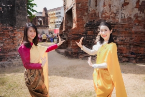 อธิการบดี มรภ.เทพสตรี นำผู้บริหาร คณาจารย์ บุคลากร ร่วมถ่ายทำ MV นุ่งโจงห่มสไบ ประชาสัมพันธ์งานแผ่นดินสมเด็จพระนารายณ์มหาราช