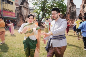 อธิการบดี มรภ.เทพสตรี นำผู้บริหาร คณาจารย์ บุคลากร ร่วมถ่ายทำ MV นุ่งโจงห่มสไบ ประชาสัมพันธ์งานแผ่นดินสมเด็จพระนารายณ์มหาราช