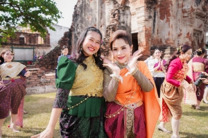 อธิการบดี มรภ.เทพสตรี นำผู้บริหาร คณาจารย์ บุคลากร ร่วมถ่ายทำ MV นุ่งโจงห่มสไบ ประชาสัมพันธ์งานแผ่นดินสมเด็จพระนารายณ์มหาราช