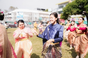 อธิการบดี มรภ.เทพสตรี นำผู้บริหาร คณาจารย์ บุคลากร ร่วมถ่ายทำ MV นุ่งโจงห่มสไบ ประชาสัมพันธ์งานแผ่นดินสมเด็จพระนารายณ์มหาราช