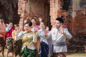 อธิการบดี มรภ.เทพสตรี นำผู้บริหาร คณาจารย์ บุคลากร ร่วมถ่ายทำ MV นุ่งโจงห่มสไบ ประชาสัมพันธ์งานแผ่นดินสมเด็จพระนารายณ์มหาราช
