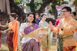 อธิการบดี มรภ.เทพสตรี นำผู้บริหาร คณาจารย์ บุคลากร ร่วมถ่ายทำ MV นุ่งโจงห่มสไบ ประชาสัมพันธ์งานแผ่นดินสมเด็จพระนารายณ์มหาราช