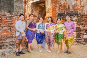 อธิการบดี มรภ.เทพสตรี นำผู้บริหาร คณาจารย์ บุคลากร ร่วมถ่ายทำ MV นุ่งโจงห่มสไบ ประชาสัมพันธ์งานแผ่นดินสมเด็จพระนารายณ์มหาราช