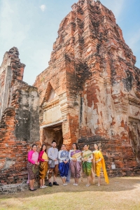 อธิการบดี มรภ.เทพสตรี นำผู้บริหาร คณาจารย์ บุคลากร ร่วมถ่ายทำ MV นุ่งโจงห่มสไบ ประชาสัมพันธ์งานแผ่นดินสมเด็จพระนารายณ์มหาราช