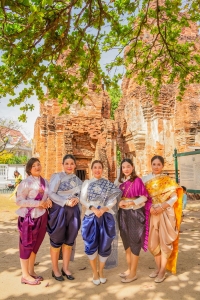 อธิการบดี มรภ.เทพสตรี นำผู้บริหาร คณาจารย์ บุคลากร ร่วมถ่ายทำ MV นุ่งโจงห่มสไบ ประชาสัมพันธ์งานแผ่นดินสมเด็จพระนารายณ์มหาราช
