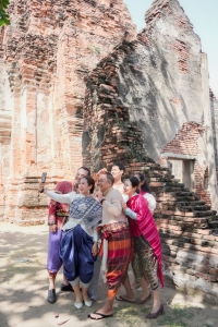 อธิการบดี มรภ.เทพสตรี นำผู้บริหาร คณาจารย์ บุคลากร ร่วมถ่ายทำ MV นุ่งโจงห่มสไบ ประชาสัมพันธ์งานแผ่นดินสมเด็จพระนารายณ์มหาราช