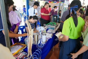 ปชส. มรภ.เทพสตรี พร้อมด้วยคณะเทคโนโลยีอุตสาหกรรม กองบริการการศึกษา และกองพัฒนานักศึกษา ลงพื้นที่ออกบูธแนะแนวการศึกษาและอาชีพโรงเรียนพระนารายณ์ พบว่า ร้อยละ 70 ของนักเรียนชายและหญิงที่เข้าร่วมการแนะแนวมีความสนใจในหลักสูตรครุศาสตรบัณฑิต และร้อยละ 30 มีความสนใจในหลักสูตรบริหารธุรกิจบัณฑิต และหลักสูตรอุตสาหกรรมศาสตรบัณฑิต