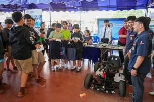 ปชส. มรภ.เทพสตรี พร้อมด้วยคณะเทคโนโลยีอุตสาหกรรม กองบริการการศึกษา และกองพัฒนานักศึกษา ลงพื้นที่ออกบูธแนะแนวการศึกษาและอาชีพโรงเรียนพระนารายณ์ พบว่า ร้อยละ 70 ของนักเรียนชายและหญิงที่เข้าร่วมการแนะแนวมีความสนใจในหลักสูตรครุศาสตรบัณฑิต และร้อยละ 30 มีความสนใจในหลักสูตรบริหารธุรกิจบัณฑิต และหลักสูตรอุตสาหกรรมศาสตรบัณฑิต