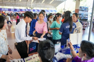 ปชส. มรภ.เทพสตรี พร้อมด้วยคณะเทคโนโลยีอุตสาหกรรม กองบริการการศึกษา และกองพัฒนานักศึกษา ลงพื้นที่ออกบูธแนะแนวการศึกษาและอาชีพโรงเรียนพระนารายณ์ พบว่า ร้อยละ 70 ของนักเรียนชายและหญิงที่เข้าร่วมการแนะแนวมีความสนใจในหลักสูตรครุศาสตรบัณฑิต และร้อยละ 30 มีความสนใจในหลักสูตรบริหารธุรกิจบัณฑิต และหลักสูตรอุตสาหกรรมศาสตรบัณฑิต