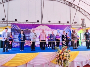มรภ.เทพสตรี รับมอบทุนการศึกษา จากคุณสมาน - คุณเพียงเพ็ญ คุณากรไพบูลย์ศิริ และครอบครัว เจ้าของบริษัท เกรียงถาวรคอนเทนเนอร์ จำกัด เพื่อนำมามอบเป็นทุนการศึกษาให้แก่นักศึกษา มรภ.เทพสตรี
