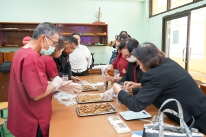 มรภ.เทพสตรี ร่วมกับ จ.ลพบุรี จัดอบรมถ่ายทอดเทคโนโลยีการผลิตอาหารลิงสำเร็จรูปและการบริหารจัดการด้านการให้อาหารลิงอย่างเป็นระบบ