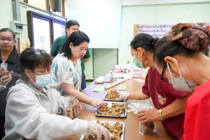 มรภ.เทพสตรี ร่วมกับ จ.ลพบุรี จัดอบรมถ่ายทอดเทคโนโลยีการผลิตอาหารลิงสำเร็จรูปและการบริหารจัดการด้านการให้อาหารลิงอย่างเป็นระบบ