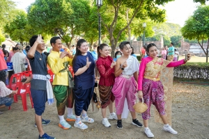 มรภ.เทพสตรี ร่วมกิจกรรม รวมพลคนนุ่งโจง แต่งไทยสายย่อ ชาวลพบุรีพร้อมใจแต่งไทยทั้งเมือง ในการจัดงานแผ่นดินสมเด็จพระนารายณ์มหาราช