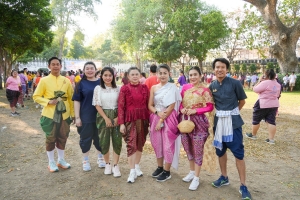 มรภ.เทพสตรี ร่วมกิจกรรม รวมพลคนนุ่งโจง แต่งไทยสายย่อ ชาวลพบุรีพร้อมใจแต่งไทยทั้งเมือง ในการจัดงานแผ่นดินสมเด็จพระนารายณ์มหาราช