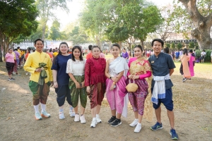 มรภ.เทพสตรี ร่วมกิจกรรม รวมพลคนนุ่งโจง แต่งไทยสายย่อ ชาวลพบุรีพร้อมใจแต่งไทยทั้งเมือง ในการจัดงานแผ่นดินสมเด็จพระนารายณ์มหาราช