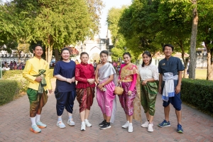 มรภ.เทพสตรี ร่วมกิจกรรม รวมพลคนนุ่งโจง แต่งไทยสายย่อ ชาวลพบุรีพร้อมใจแต่งไทยทั้งเมือง ในการจัดงานแผ่นดินสมเด็จพระนารายณ์มหาราช