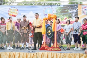 มรภ.เทพสตรี ร่วมกิจกรรม รวมพลคนนุ่งโจง แต่งไทยสายย่อ ชาวลพบุรีพร้อมใจแต่งไทยทั้งเมือง ในการจัดงานแผ่นดินสมเด็จพระนารายณ์มหาราช