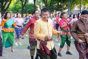 มรภ.เทพสตรี ร่วมกิจกรรม รวมพลคนนุ่งโจง แต่งไทยสายย่อ ชาวลพบุรีพร้อมใจแต่งไทยทั้งเมือง ในการจัดงานแผ่นดินสมเด็จพระนารายณ์มหาราช