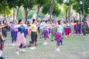 มรภ.เทพสตรี ร่วมกิจกรรม รวมพลคนนุ่งโจง แต่งไทยสายย่อ ชาวลพบุรีพร้อมใจแต่งไทยทั้งเมือง ในการจัดงานแผ่นดินสมเด็จพระนารายณ์มหาราช