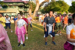มรภ.เทพสตรี ร่วมกิจกรรม รวมพลคนนุ่งโจง แต่งไทยสายย่อ ชาวลพบุรีพร้อมใจแต่งไทยทั้งเมือง ในการจัดงานแผ่นดินสมเด็จพระนารายณ์มหาราช