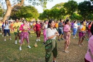มรภ.เทพสตรี ร่วมกิจกรรม รวมพลคนนุ่งโจง แต่งไทยสายย่อ ชาวลพบุรีพร้อมใจแต่งไทยทั้งเมือง ในการจัดงานแผ่นดินสมเด็จพระนารายณ์มหาราช