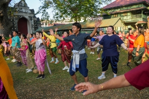 มรภ.เทพสตรี ร่วมกิจกรรม รวมพลคนนุ่งโจง แต่งไทยสายย่อ ชาวลพบุรีพร้อมใจแต่งไทยทั้งเมือง ในการจัดงานแผ่นดินสมเด็จพระนารายณ์มหาราช