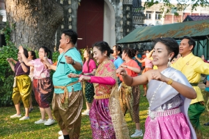 มรภ.เทพสตรี ร่วมกิจกรรม รวมพลคนนุ่งโจง แต่งไทยสายย่อ ชาวลพบุรีพร้อมใจแต่งไทยทั้งเมือง ในการจัดงานแผ่นดินสมเด็จพระนารายณ์มหาราช