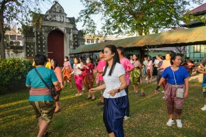 มรภ.เทพสตรี ร่วมกิจกรรม รวมพลคนนุ่งโจง แต่งไทยสายย่อ ชาวลพบุรีพร้อมใจแต่งไทยทั้งเมือง ในการจัดงานแผ่นดินสมเด็จพระนารายณ์มหาราช