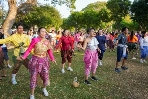 มรภ.เทพสตรี ร่วมกิจกรรม รวมพลคนนุ่งโจง แต่งไทยสายย่อ ชาวลพบุรีพร้อมใจแต่งไทยทั้งเมือง ในการจัดงานแผ่นดินสมเด็จพระนารายณ์มหาราช