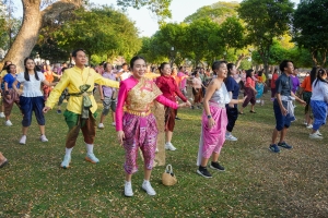 มรภ.เทพสตรี ร่วมกิจกรรม รวมพลคนนุ่งโจง แต่งไทยสายย่อ ชาวลพบุรีพร้อมใจแต่งไทยทั้งเมือง ในการจัดงานแผ่นดินสมเด็จพระนารายณ์มหาราช