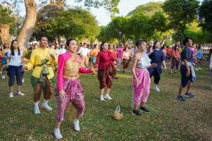 มรภ.เทพสตรี ร่วมกิจกรรม รวมพลคนนุ่งโจง แต่งไทยสายย่อ ชาวลพบุรีพร้อมใจแต่งไทยทั้งเมือง ในการจัดงานแผ่นดินสมเด็จพระนารายณ์มหาราช