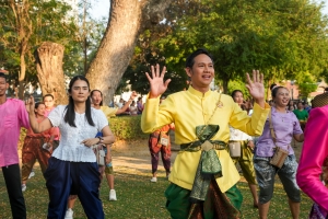 มรภ.เทพสตรี ร่วมกิจกรรม รวมพลคนนุ่งโจง แต่งไทยสายย่อ ชาวลพบุรีพร้อมใจแต่งไทยทั้งเมือง ในการจัดงานแผ่นดินสมเด็จพระนารายณ์มหาราช