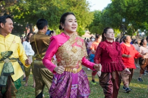 มรภ.เทพสตรี ร่วมกิจกรรม รวมพลคนนุ่งโจง แต่งไทยสายย่อ ชาวลพบุรีพร้อมใจแต่งไทยทั้งเมือง ในการจัดงานแผ่นดินสมเด็จพระนารายณ์มหาราช