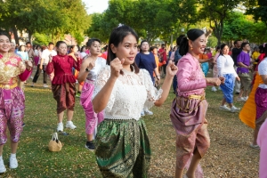 มรภ.เทพสตรี ร่วมกิจกรรม รวมพลคนนุ่งโจง แต่งไทยสายย่อ ชาวลพบุรีพร้อมใจแต่งไทยทั้งเมือง ในการจัดงานแผ่นดินสมเด็จพระนารายณ์มหาราช