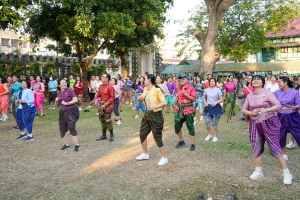 มรภ.เทพสตรี ร่วมกิจกรรม รวมพลคนนุ่งโจง แต่งไทยสายย่อ ชาวลพบุรีพร้อมใจแต่งไทยทั้งเมือง ในการจัดงานแผ่นดินสมเด็จพระนารายณ์มหาราช