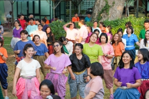 มรภ.เทพสตรี ร่วมกิจกรรม รวมพลคนนุ่งโจง แต่งไทยสายย่อ ชาวลพบุรีพร้อมใจแต่งไทยทั้งเมือง ในการจัดงานแผ่นดินสมเด็จพระนารายณ์มหาราช