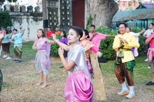 มรภ.เทพสตรี ร่วมกิจกรรม รวมพลคนนุ่งโจง แต่งไทยสายย่อ ชาวลพบุรีพร้อมใจแต่งไทยทั้งเมือง ในการจัดงานแผ่นดินสมเด็จพระนารายณ์มหาราช