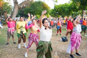 มรภ.เทพสตรี ร่วมกิจกรรม รวมพลคนนุ่งโจง แต่งไทยสายย่อ ชาวลพบุรีพร้อมใจแต่งไทยทั้งเมือง ในการจัดงานแผ่นดินสมเด็จพระนารายณ์มหาราช