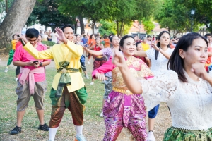 มรภ.เทพสตรี ร่วมกิจกรรม รวมพลคนนุ่งโจง แต่งไทยสายย่อ ชาวลพบุรีพร้อมใจแต่งไทยทั้งเมือง ในการจัดงานแผ่นดินสมเด็จพระนารายณ์มหาราช