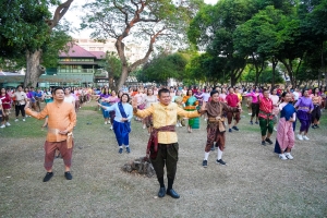 มรภ.เทพสตรี ร่วมกิจกรรม รวมพลคนนุ่งโจง แต่งไทยสายย่อ ชาวลพบุรีพร้อมใจแต่งไทยทั้งเมือง ในการจัดงานแผ่นดินสมเด็จพระนารายณ์มหาราช