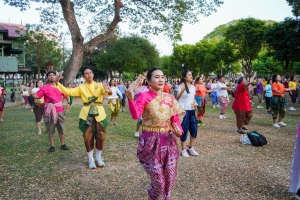 มรภ.เทพสตรี ร่วมกิจกรรม รวมพลคนนุ่งโจง แต่งไทยสายย่อ ชาวลพบุรีพร้อมใจแต่งไทยทั้งเมือง ในการจัดงานแผ่นดินสมเด็จพระนารายณ์มหาราช