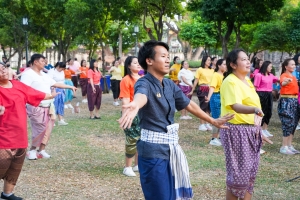 มรภ.เทพสตรี ร่วมกิจกรรม รวมพลคนนุ่งโจง แต่งไทยสายย่อ ชาวลพบุรีพร้อมใจแต่งไทยทั้งเมือง ในการจัดงานแผ่นดินสมเด็จพระนารายณ์มหาราช