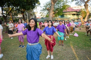มรภ.เทพสตรี ร่วมกิจกรรม รวมพลคนนุ่งโจง แต่งไทยสายย่อ ชาวลพบุรีพร้อมใจแต่งไทยทั้งเมือง ในการจัดงานแผ่นดินสมเด็จพระนารายณ์มหาราช