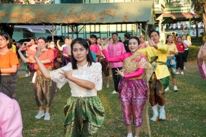 มรภ.เทพสตรี ร่วมกิจกรรม รวมพลคนนุ่งโจง แต่งไทยสายย่อ ชาวลพบุรีพร้อมใจแต่งไทยทั้งเมือง ในการจัดงานแผ่นดินสมเด็จพระนารายณ์มหาราช