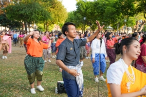 มรภ.เทพสตรี ร่วมกิจกรรม รวมพลคนนุ่งโจง แต่งไทยสายย่อ ชาวลพบุรีพร้อมใจแต่งไทยทั้งเมือง ในการจัดงานแผ่นดินสมเด็จพระนารายณ์มหาราช