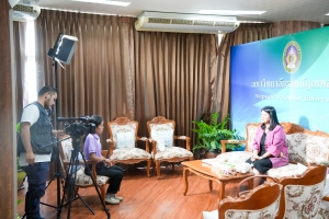 อธิการบดี มรภ.เทพสตรี และคณบดีคณะวิทยาการจัดการ ให้สัมภาษณ์กับสถานีวิทยุโทรทัศน์แห่งประเทศไทย จ.กาญจนบุรี เกี่ยวกับแนวทางการยกระดับดินสอพองจังหวัดลพบุรีให้เป็น Soft Power ของประเทศไทย