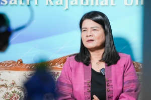 อธิการบดี มรภ.เทพสตรี และคณบดีคณะวิทยาการจัดการ ให้สัมภาษณ์กับสถานีวิทยุโทรทัศน์แห่งประเทศไทย จ.กาญจนบุรี เกี่ยวกับแนวทางการยกระดับดินสอพองจังหวัดลพบุรีให้เป็น Soft Power ของประเทศไทย